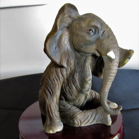 Elephant with a tear in very nice Shape -Ruby's Collection - Picture 11 of 14
